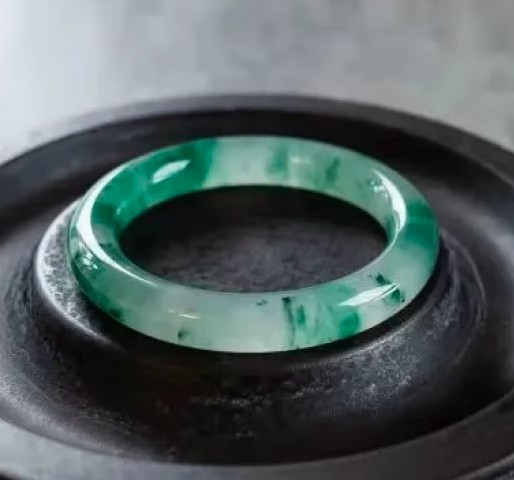 獨龍玉與翡翠哪個值錢?哪個更具投資價值?