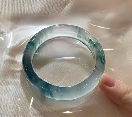 真正的翡翠吊墜多少錢(qián)?不同品質(zhì)翡翠吊墜價(jià)格大揭秘